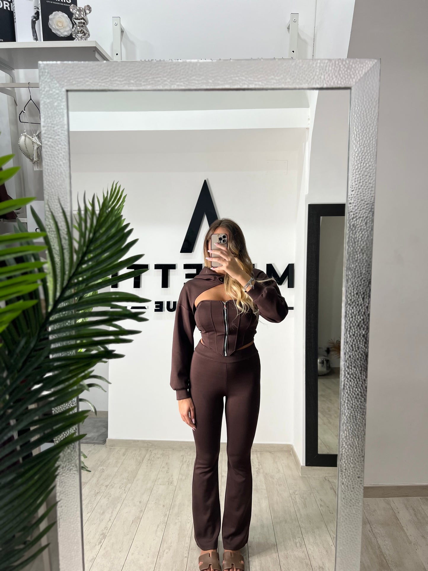Tuta marrone con zip e cut-out