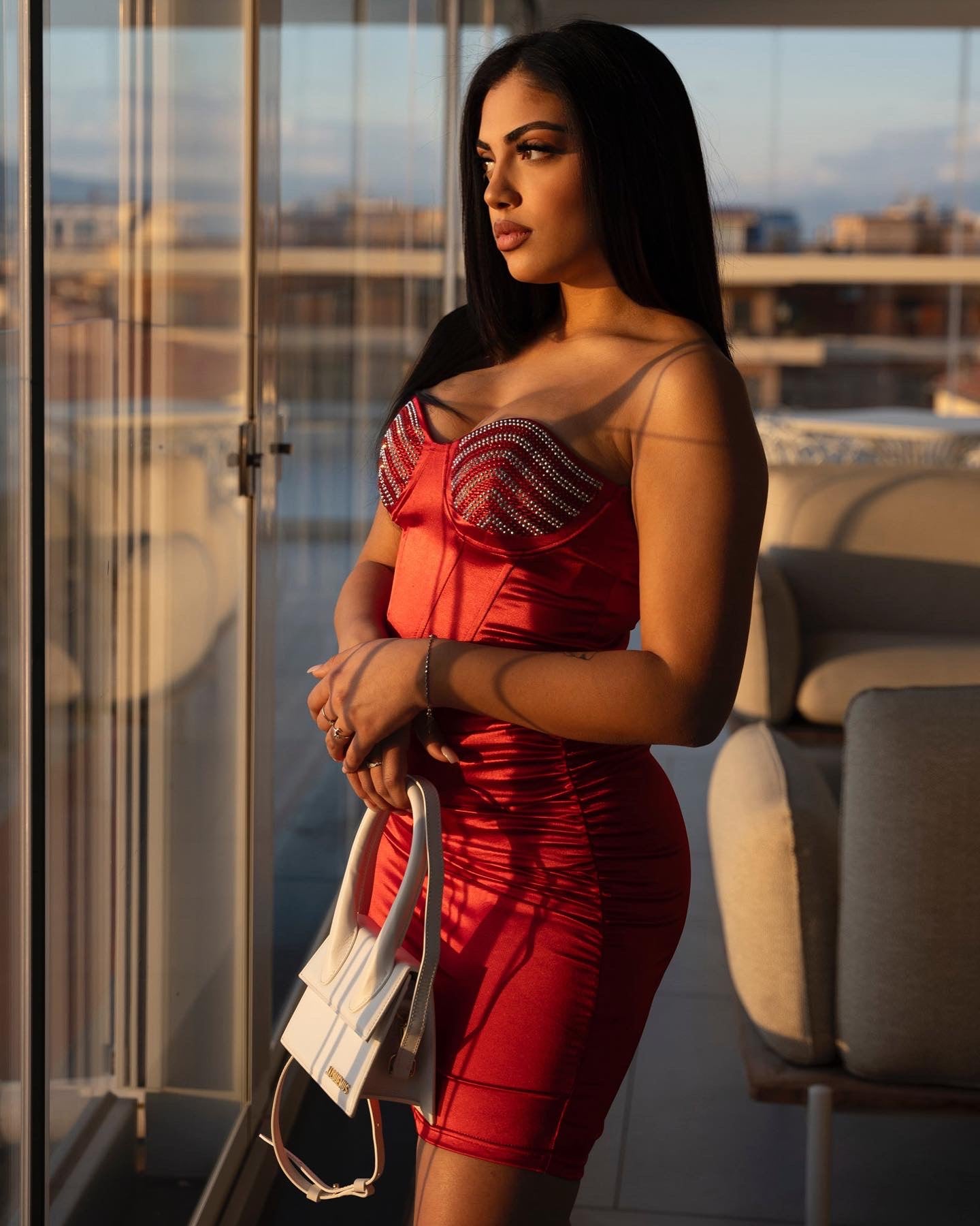 Abito rosso elegante e scintillante