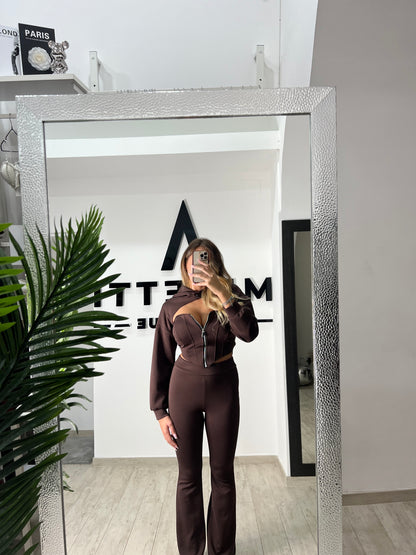 Tuta marrone con zip e cut-out